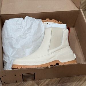 NWT Sorel Cream/Tan Ankle Boots size 8 women’s Waterproof
